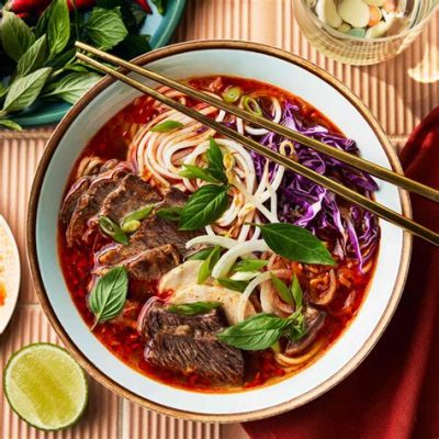  Bún Bò Huế: A Soul-Soothing Symphony of Aromatic Herbs and Fiery Spice Explosions!