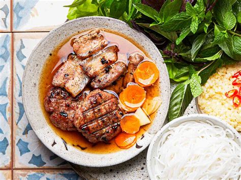  Bún Chả Hà Nội: A Symphony of Aromatic Herbs and Sizzling Grilled Pork