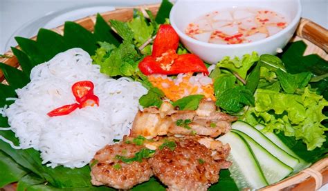  Bún Chả Trắng: A Harmonious Symphony of Sweet and Sour Delights With Aromatic Herbs