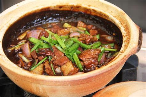  Claypot Rice with Pork Belly and Salted Vegetables: An Ode to Earthy Aromas and Umami-Rich Simplicity? 