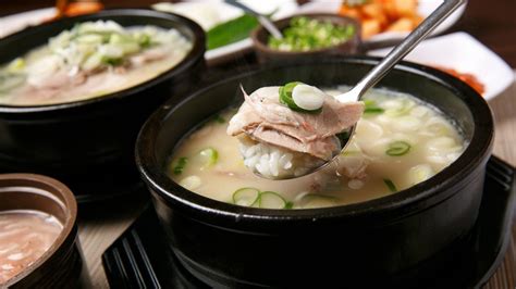 Dwaeji Gukbap: A Flavorful Fusion of Spicy Umami and Cooling Broth Bliss!