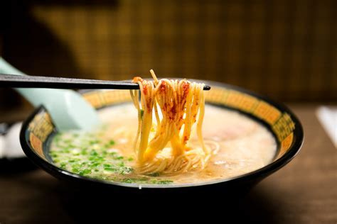  Hakata Ramen: A Symphony of Rich Umami and Perfectly Textured Noodles!