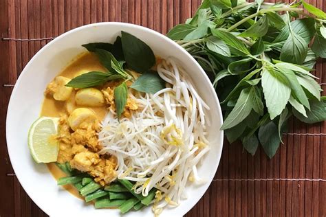  Khanom Jeen Gai: A Dish That Celebrates Tangy Sourness and Spicy Savory Notes!