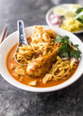  Khao Soi! A Symphony of Spicy Curry and Crunchy Noodles Found Only in Chiang Mai