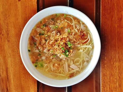 La Paz Batchoy? It's a Savory Symphony of Pork Broth and Crunchy Noodles!