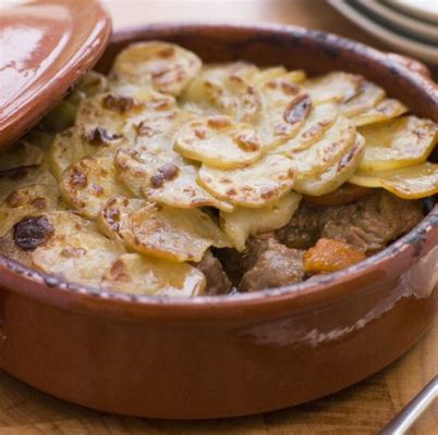  Lancashire Hotpot? A Creamy, Comforting Symphony of Flavors and Textures!