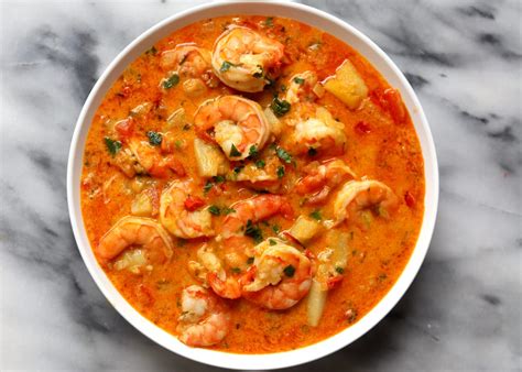 Moqueca de Camarão: Experience an Exhilarating Fusion of Coconut Milk and Aromatic Spices!