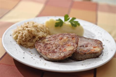 Pfälzer Saumagen - A Hearty Sausage Stew Meets Decadent Sauerkraut Symphony for Your Palate!