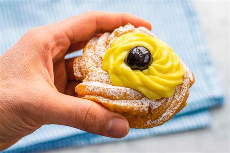  Zeppole di San Giuseppe: A Symphony of Sweet and Crispy Goodness!